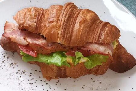 Круассан с беконом и яйцом