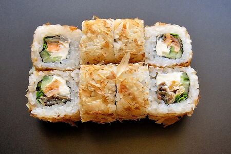 Ролл с жареным лососем