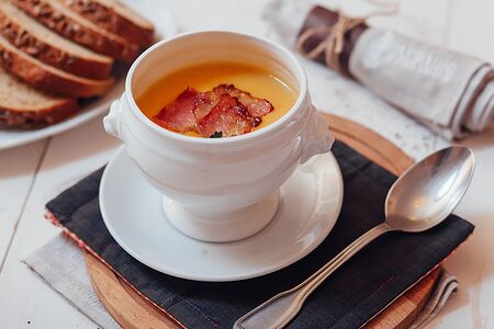 Похлебка гороховая с грудинкой и гренками