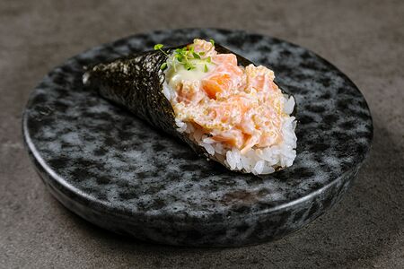 Хенд ролл с лососем