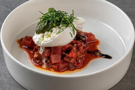 Салат с тунцом, печеным перцем и 1/2 буратты