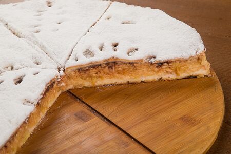 Пирог с яблоком и корицей