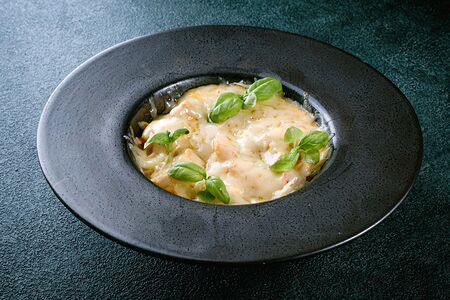 Куриная грудка с томатами, запечённая под сыром