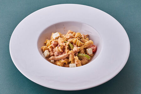 Фузилли с курицей и овощами в сливочно-томатном соусе