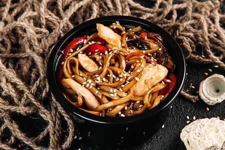 Яичная лапша с куриным филе в остром соусе