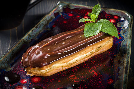 Эклер шоколадный