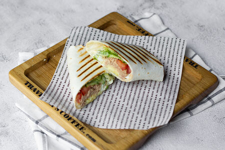 Ролл с овощами и тунцом