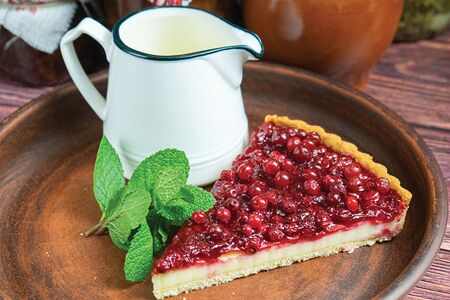 Брусничный пирог с ванильным соусом