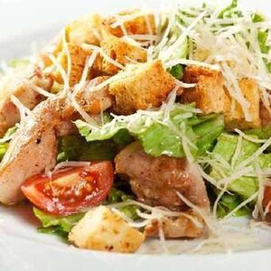 Салат Цезарь с курицей