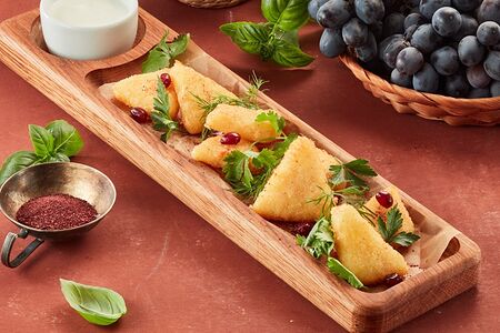 Жареный сыр Сулугуни с соусом Мацони