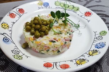 Салат Оливье с вареной колбаской