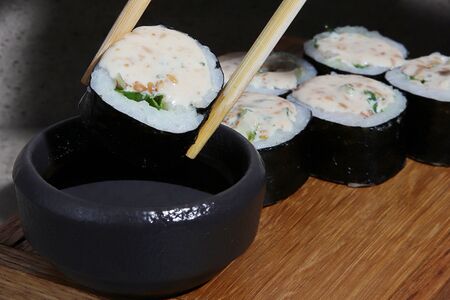 Ролл с чукой и угрем