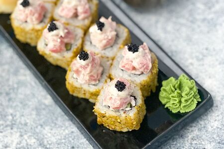 Ролл со снежным крабом и тунцом