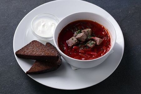 Борщ с чесночными гренками