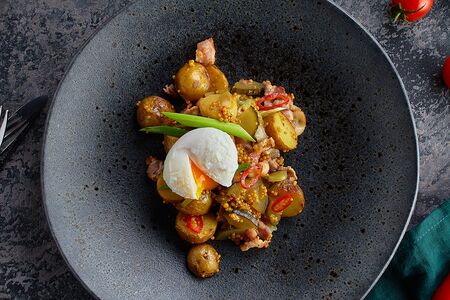 Теплый салат с грудинкой