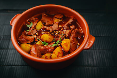 Жаркое из трёх видов мяса в горшочке на охотничий манер