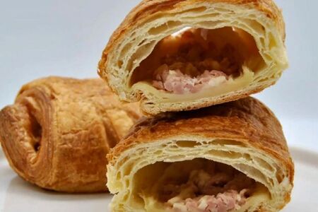 Слойка с ветчиной и сыром