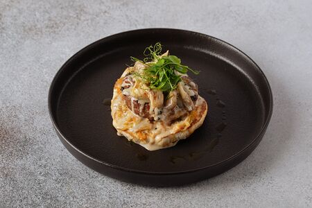 Фирменный бифштекс на пите