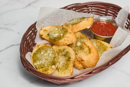 Багет с пармезаном и соусом песто