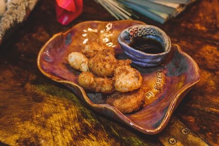 Тигровые креветки темпура с соусом том ям