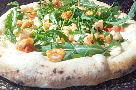 Пицца с рукколой и креветкой