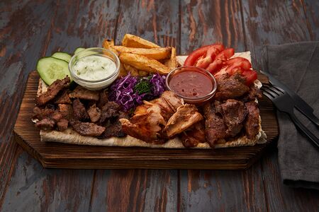 Шаурма на тарелке с ягненком и курицей