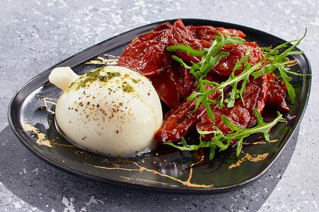 Буррата с томатами из коптильни 