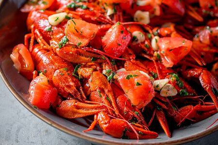 Раки с томатами и чесноком