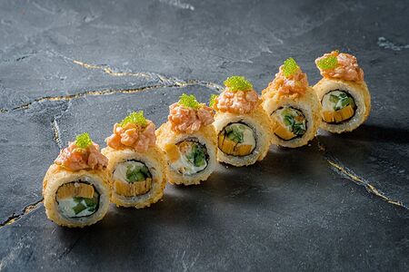 Жареный ролл с Лососем и Томаго