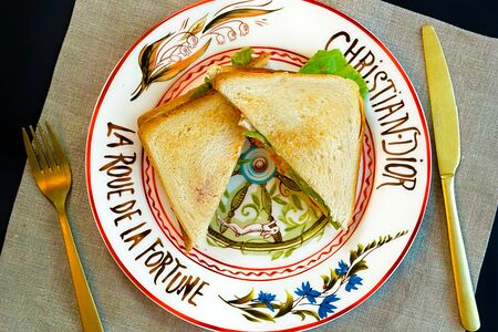 Сэндвич с куриной грудкой и медово-горчичной заправкой