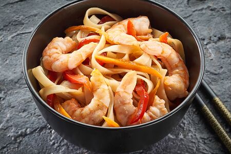 Удон с тигровыми креветками