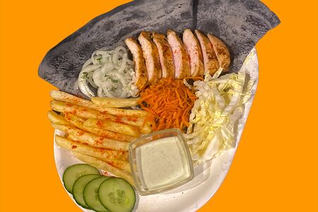 Шаурма на тарелке с курицей