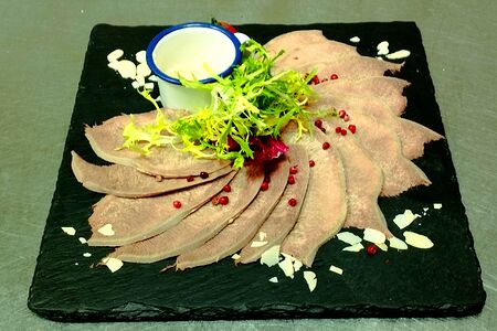 Язычок говяжий с хреном