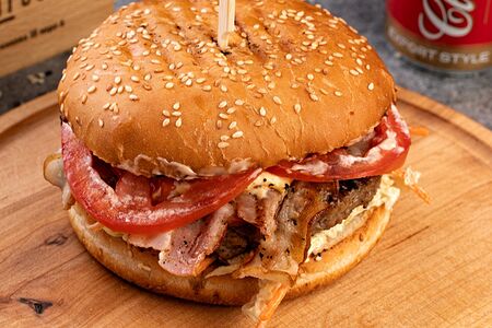 Бургер с говядиной и беконом