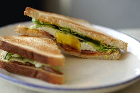 Тосты с беконом и яйцом