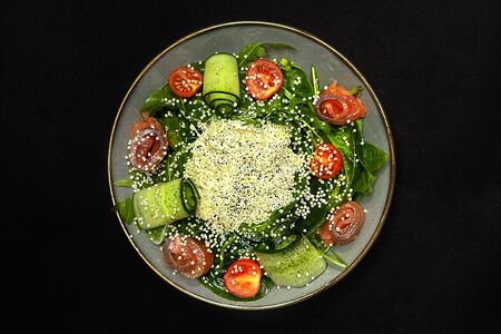 Салат с лососем и страчателлой