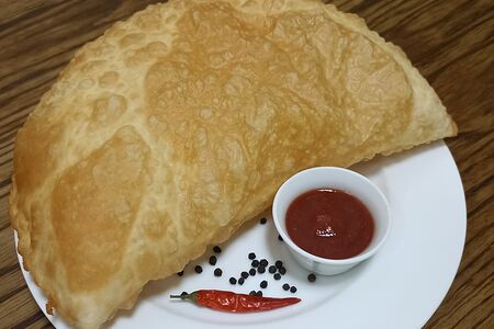 Чебурек с помидором, сыром, зеленью