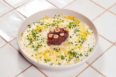 Рисовая каша с тартаром из говядины и фундуком