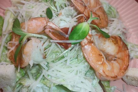 Салат Цезарь с креветками