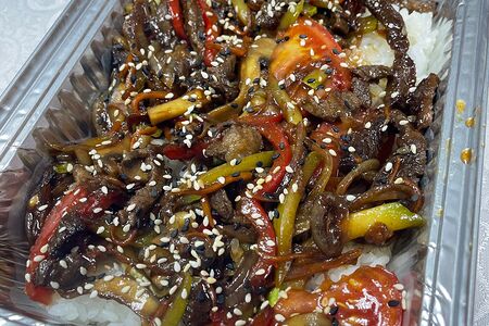 Говядина с овощами в остром соусе