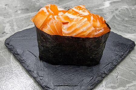 Гункан с лососем