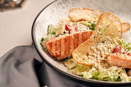 Салат Цезарь с обжаренным лососем