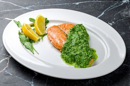 Семга в щавелевом соусе