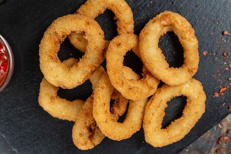 Кольца луковые с чесночным соусом