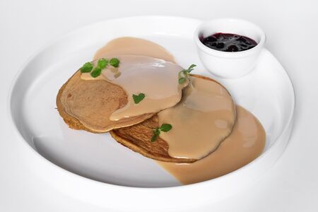 Тыквенные панкейки с чёрной смородиной и кремом англез