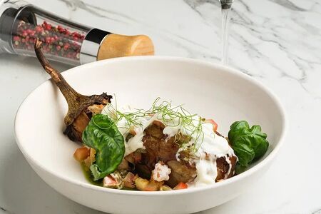 Запечённый баклажан со страчателлой, песто и сальсой из томатов