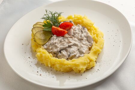 Говядина по-строгановски с картофельным пюре