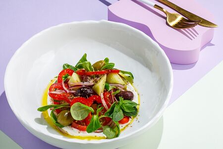 Греческий салат с кремом из сыра Фета