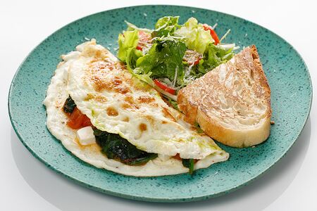 Омлет со шпинатом, томатами и сыром фета