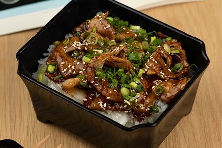 Свинина в соусе якинику на подушке из риса